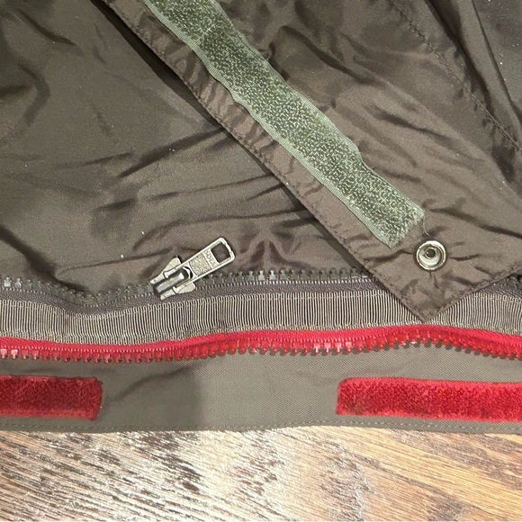 The North Face Men’s Red White Hooded Waterproof Windbreaker Jacket Size Medium - Picture 4 of 5